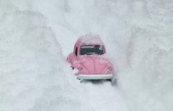helt norsk å sitte fast med bil i snøen